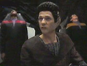 Sisko a O'Brien jsou podrobeni experimentu Vort